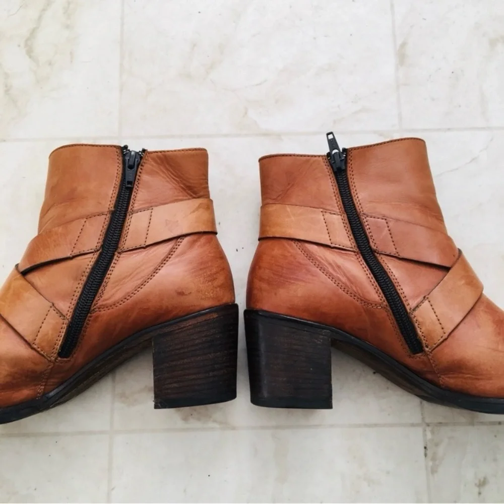 $439 Paul Green Brown Distressed Leather Buckle Block Heel Ankle Boots size 7.5
